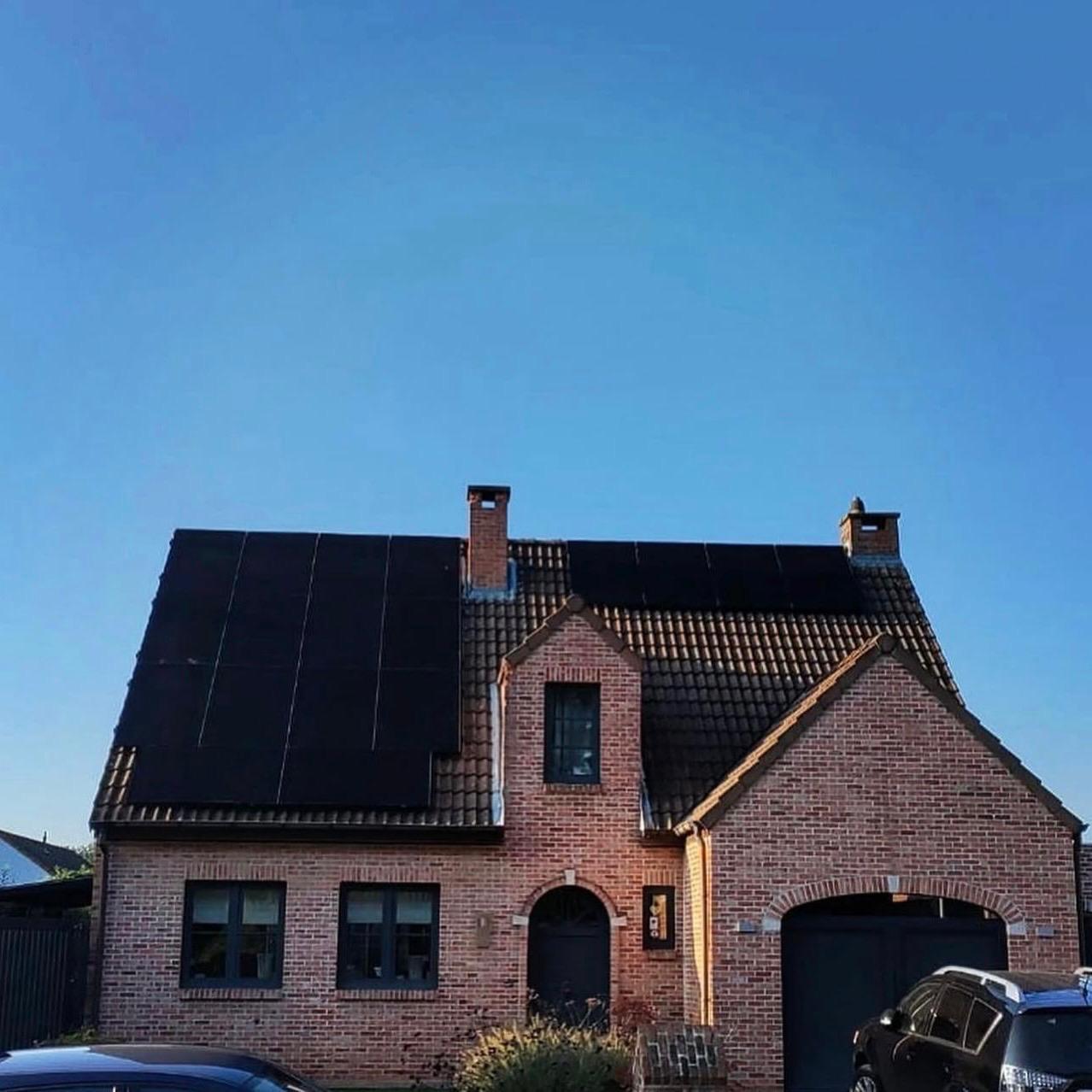 Bakstenen woning met zonnepanelen op twee dakvlakken
