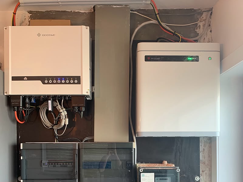Thuisbatterij en omvormer van De Renovatie Meesters gemonteerd aan een muur