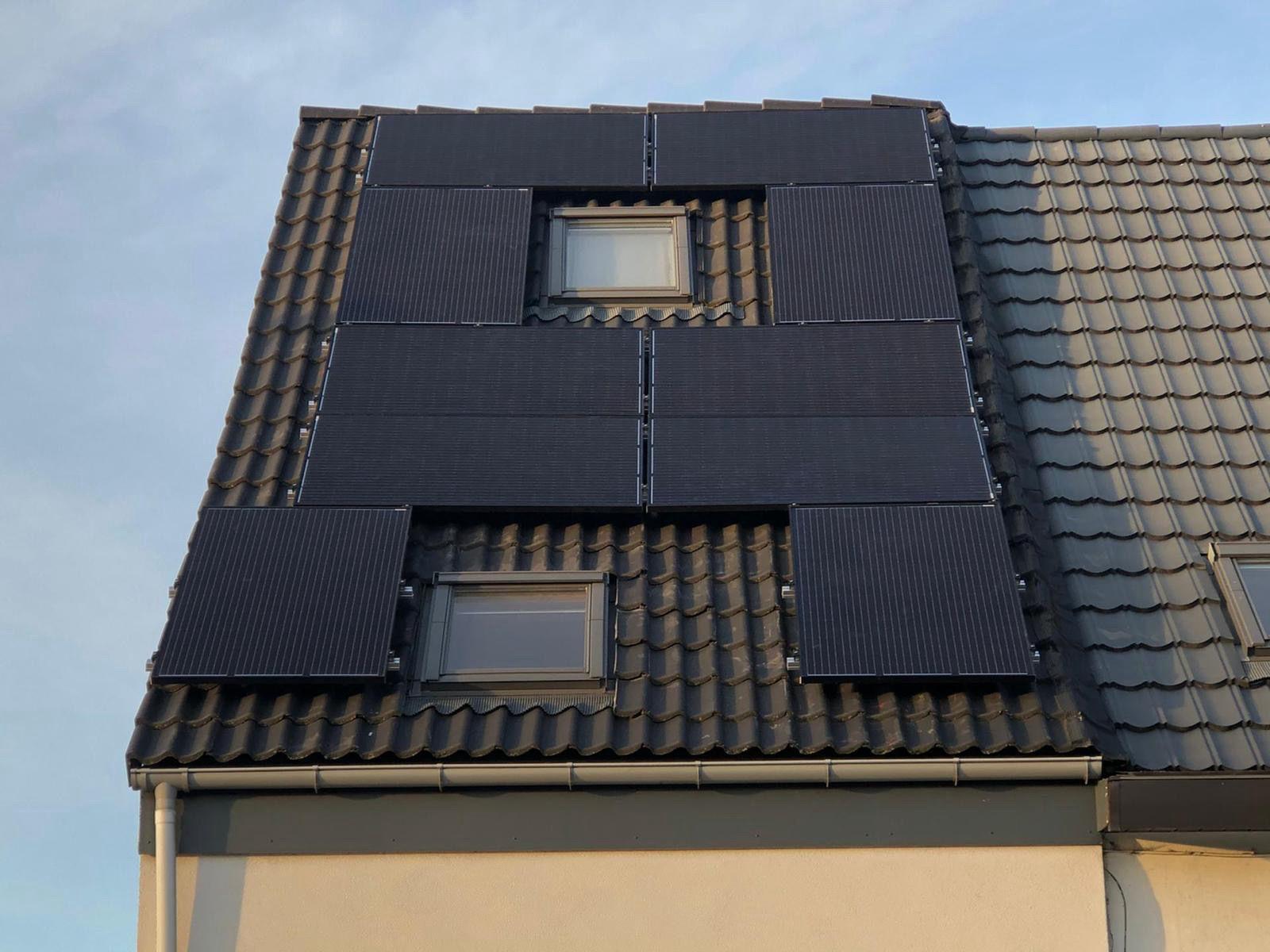 Realisatie van De Renovatie Meesters: zonnepanelen strak ingepast tussen twee dakramen op een pannendak