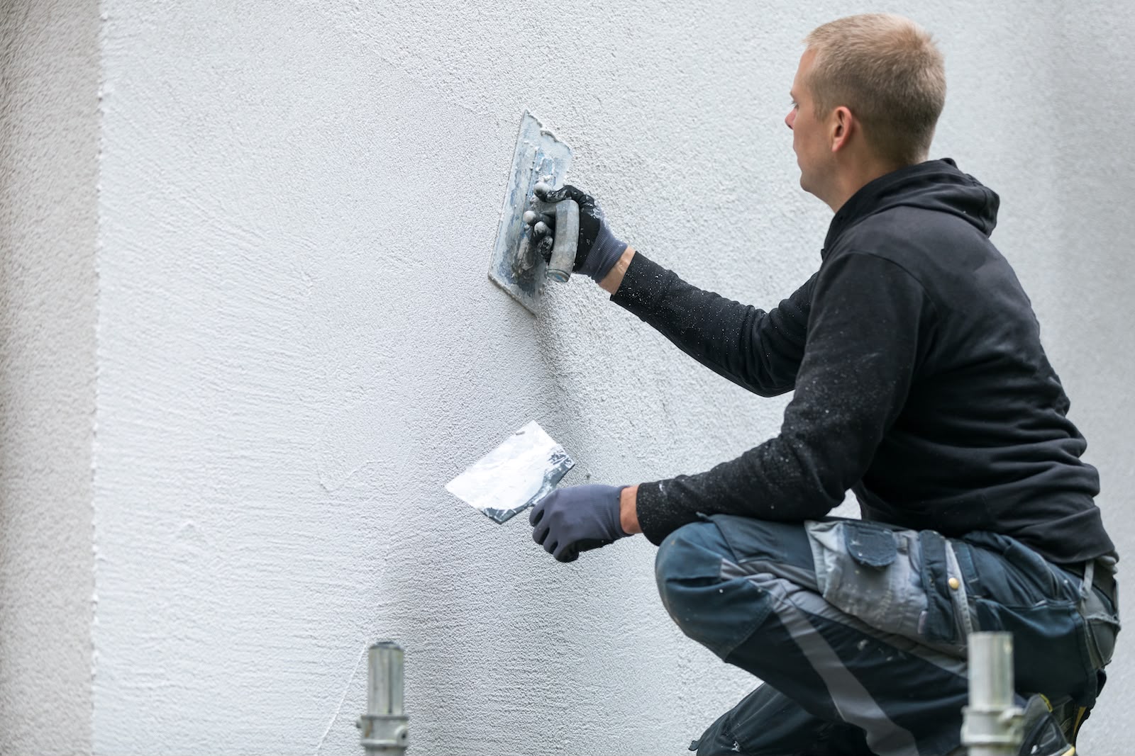 Gevelwerken van De Renovatie Meesters: woning met strakke witte crepi-afwerking