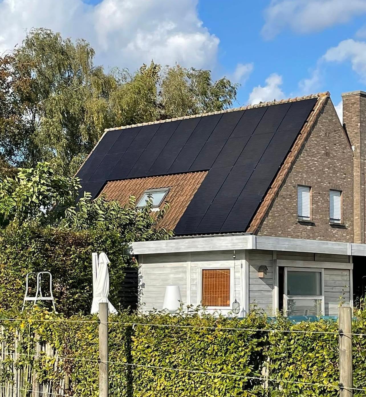 Woning met full black zonnepanelen op een hellend pannendak, geplaatst door De Renovatie Meesters